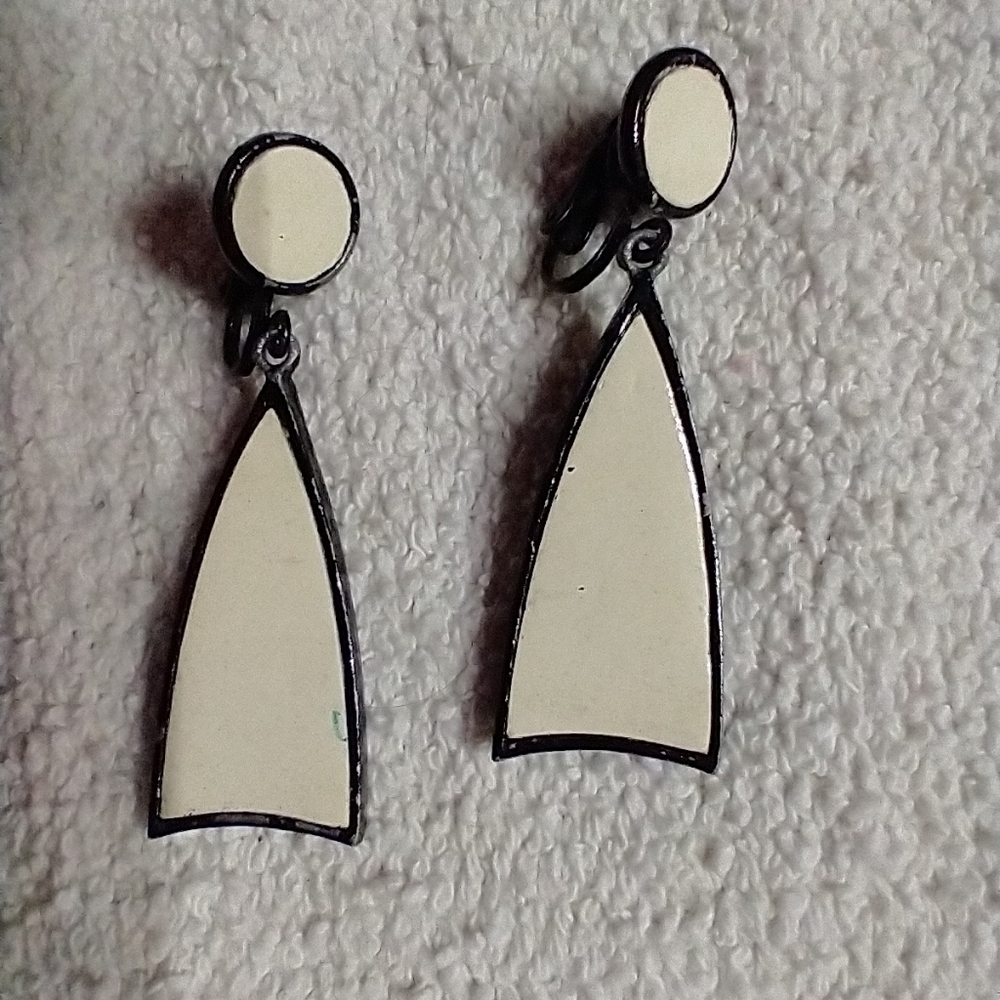 White black clip dangle earrings